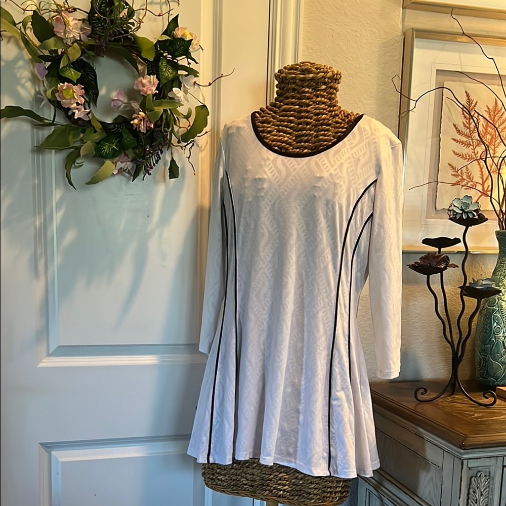 Chic Black Long Sleeve Tee with Soft Fabric and Relaxed Fit